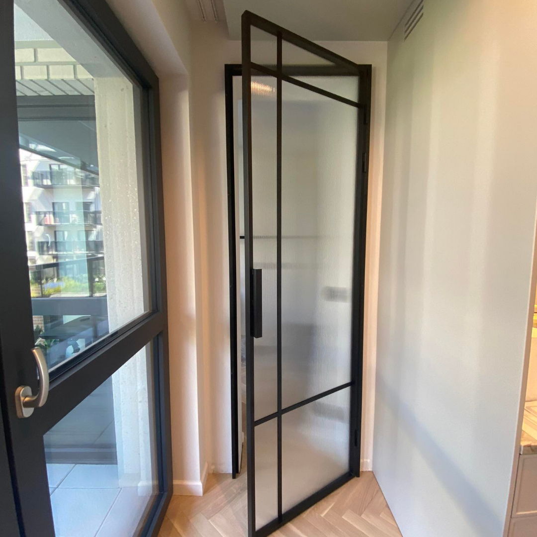 Single swing door · Garden room threshold